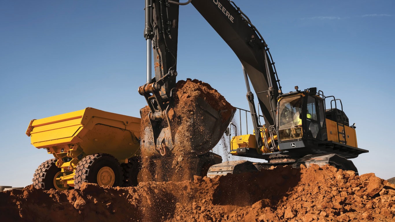 La nouvelle excavatrice 510 de catégorie P retirant de la terre