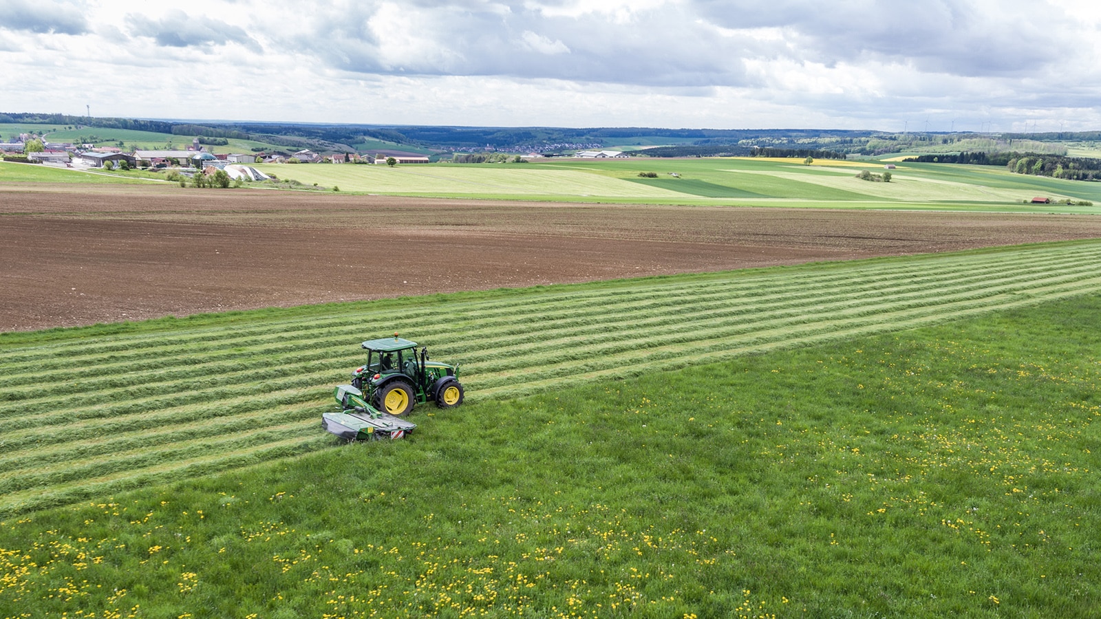 Tracteur labourant un champ