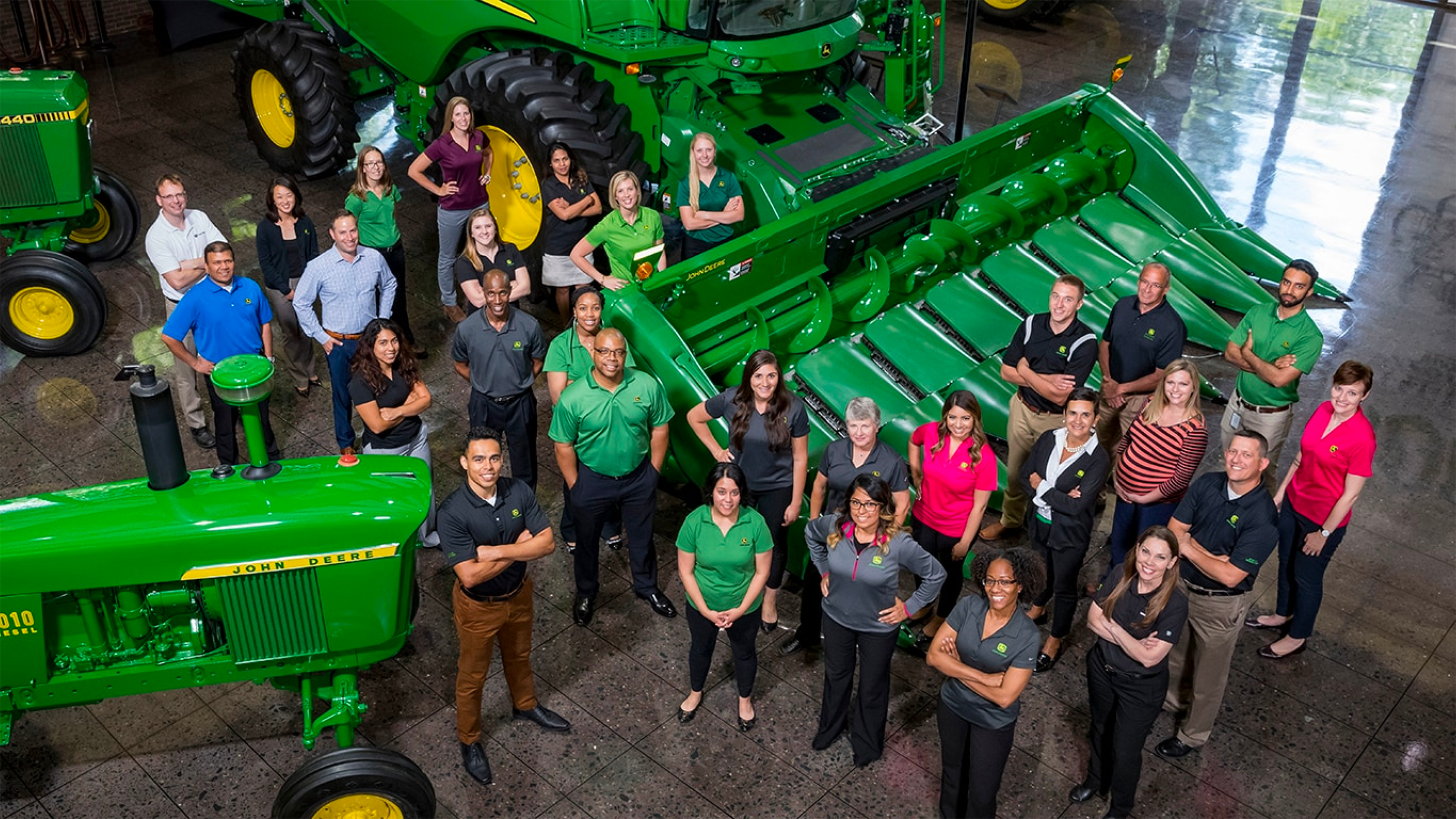 Un groupe de personnes avec de l'équipement John Deere