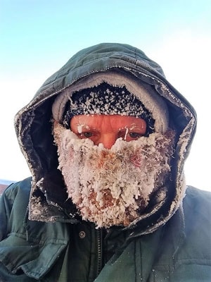 Noel Anderson, le visage couvert de givre pendant qu'il marche à 33 degrés sous zéro.