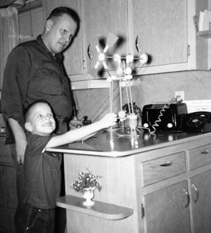 Noel Anderson a utilisé des pièces Tinkertoy pour construire un moulin à vent propulsé par un moteur électrique.