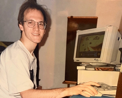 Adrian Rantilla à l'ordinateur lorsqu'il était un jeune adulte.