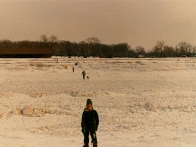 Adrian Rantilla dans la neige au Michigan lorsqu'il était enfant.