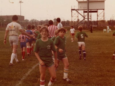 Adrian Rantilla jouant au soccer lorsqu'il était enfant.