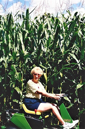 Donna Mack sur sa tondeuse autoportée de John Deere