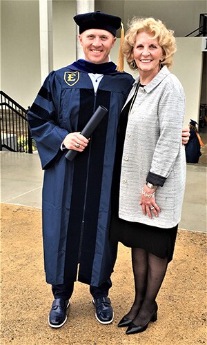 Carol et John Lewis à la cérémonie de remise de doctorat de ce dernier.