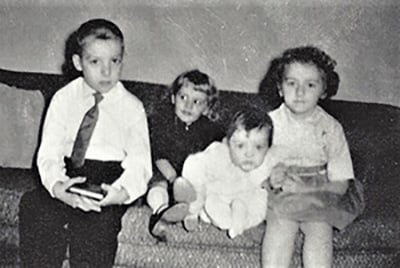 Les enfants Mack sur un sofa. À partir de la gauche : Tom, Carol, Lori et Connie.