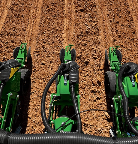 Plantation et ensemencement d'un champ avec un semoir de la série 1700 de John Deere