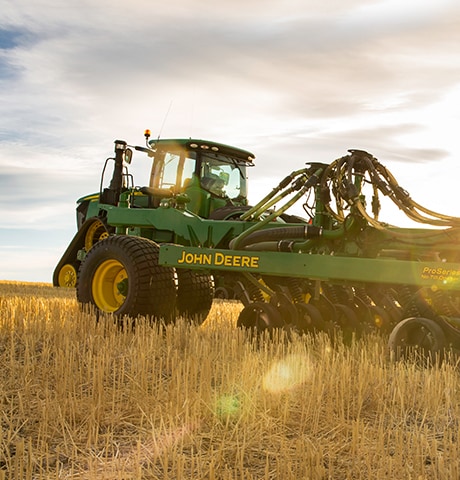 Un tracteur et un pulvérisateur dans un champ.