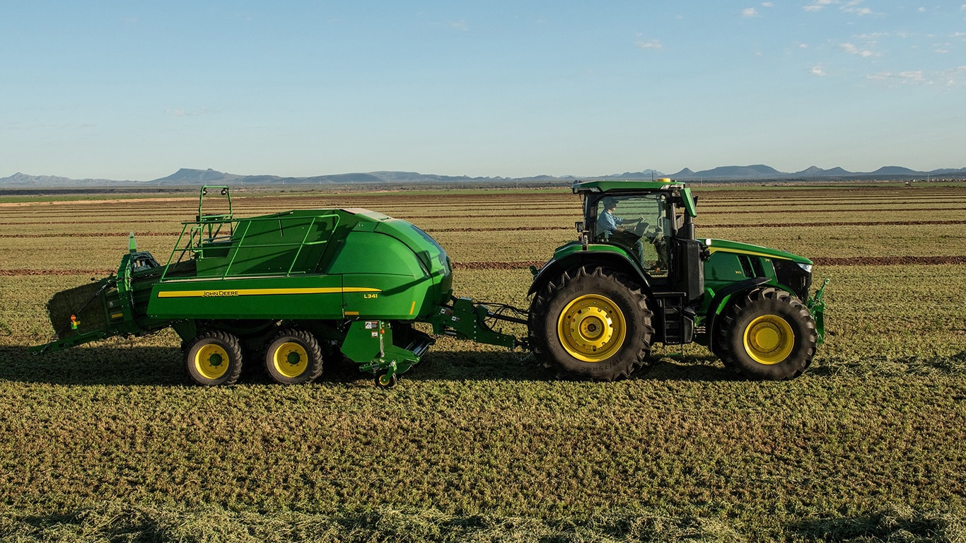 Tracteur attelé à une presse