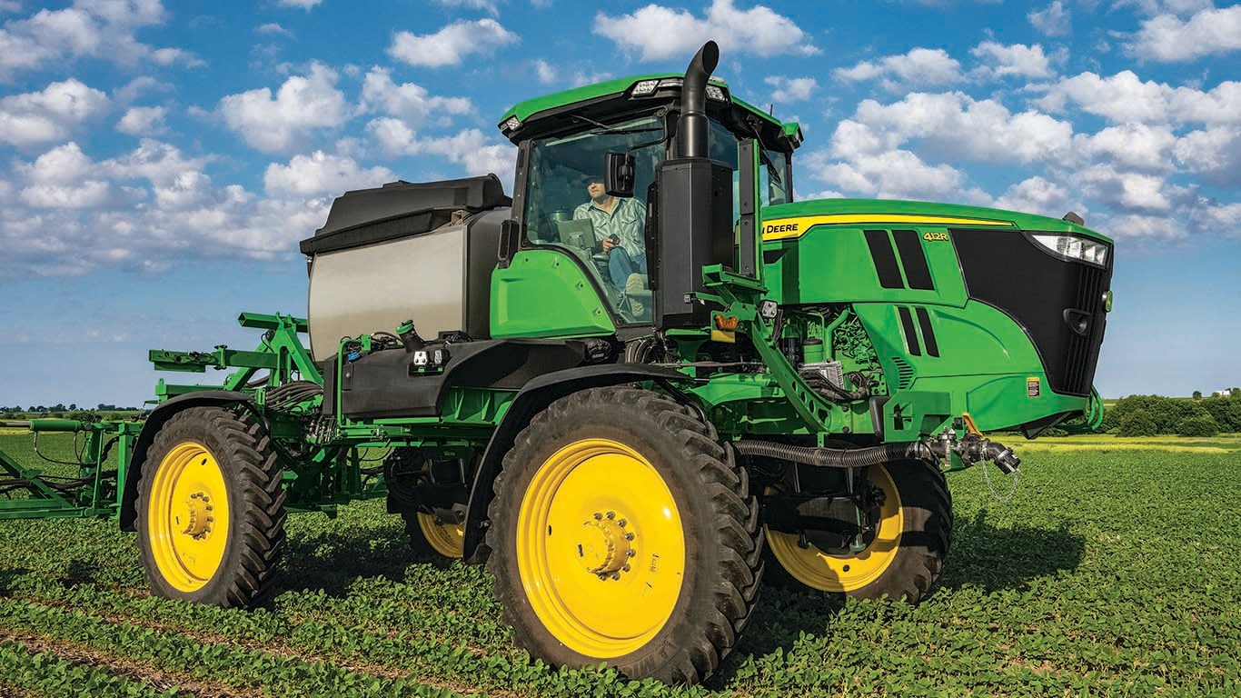 Un pulvérisateur 412R dans un champ
