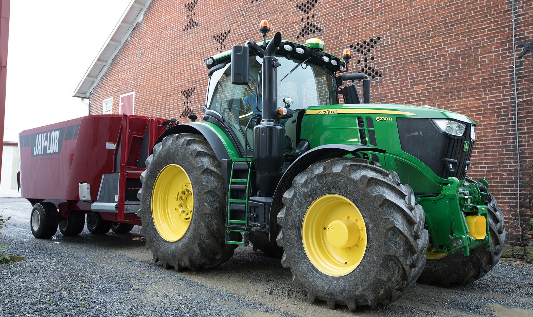 Tracteur 6230R stationné à côté d'un bâtiment