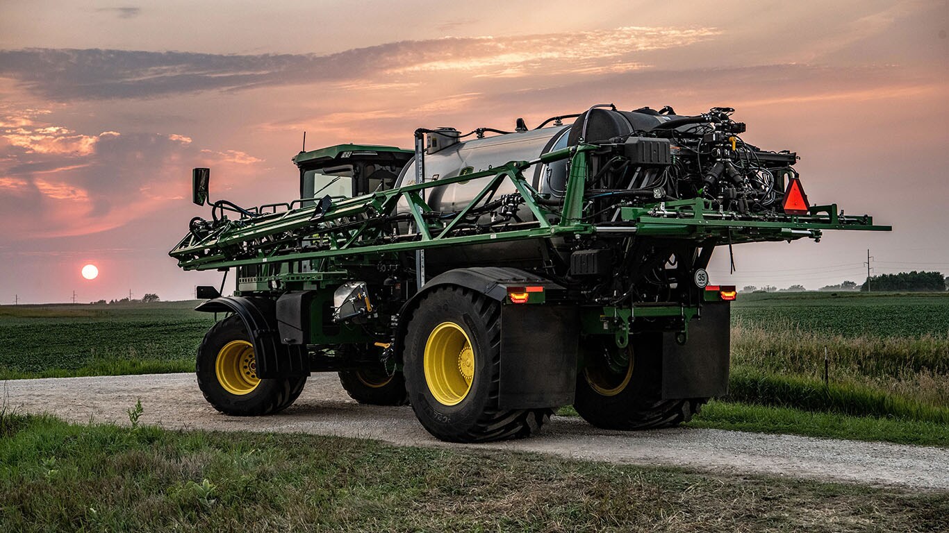 Photographie d'un épandeur 800R au coucher du soleil