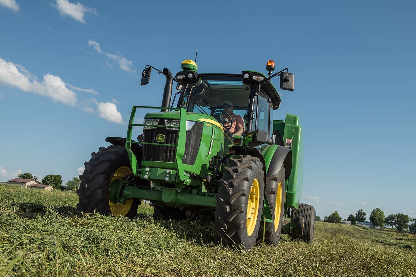 Deere_5R_Tractor_r4f024544
