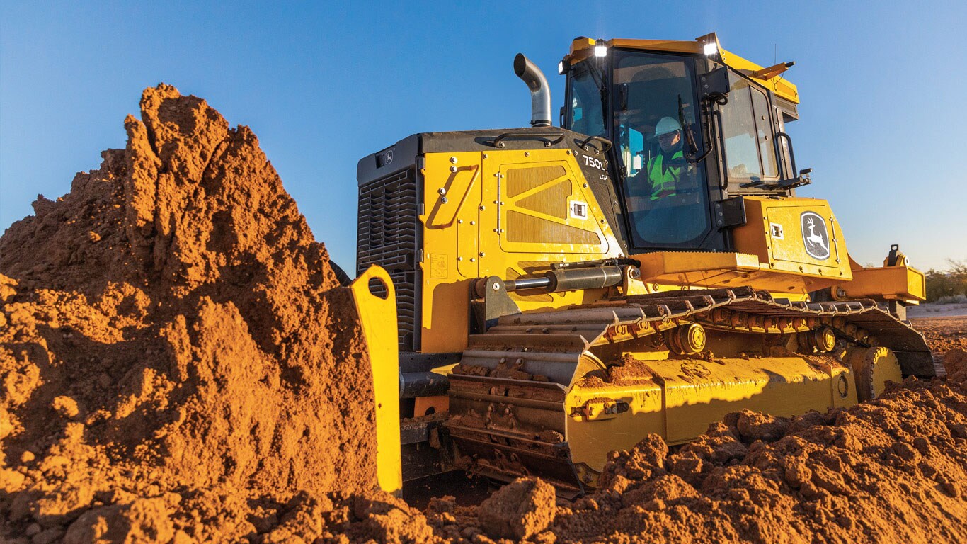 The 750L machine moves dirt on a worksite.