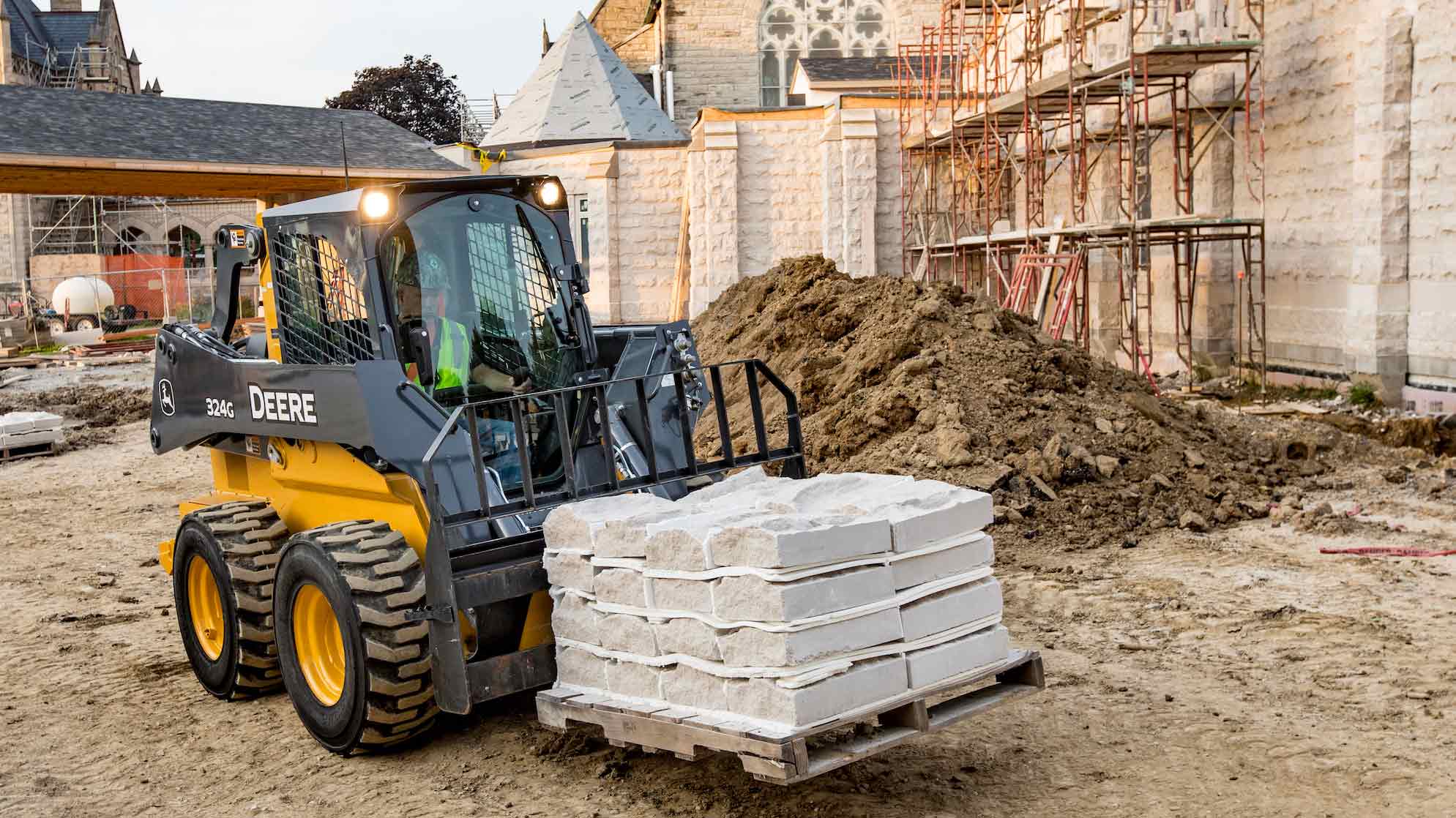 324G lifting a pallet