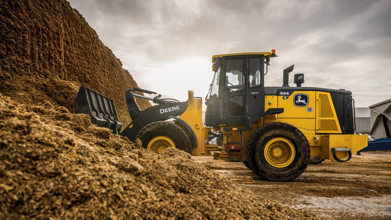 Large image of the 544 G-Tier Wheel Loader Scooping Dirt