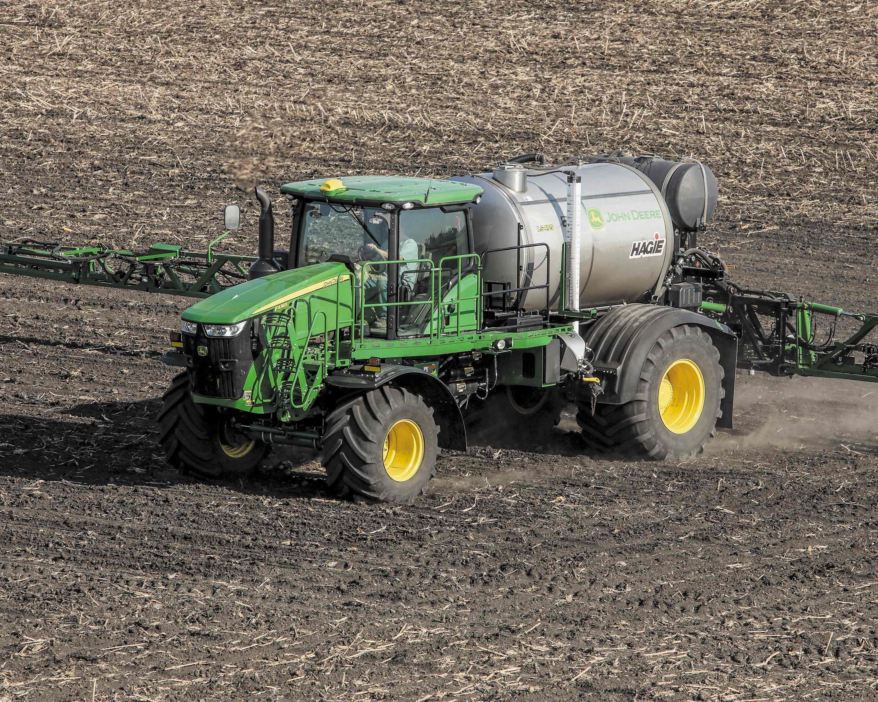 Le système de distribution d'engrais liquide LS475 offert en option pour son épandeur de substances nutritives à grande capacité F4365 comprend un gros réservoir de 7 571 L (2 000 gallons).