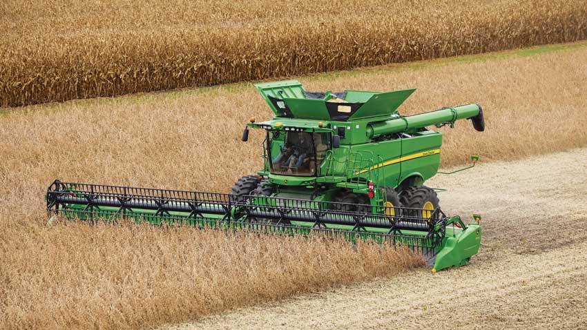 Moissonneuse-batteuse John Deere à l'œuvre dans un champ