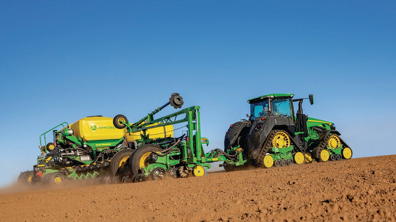 Semoir de précision John Deere dans un champ