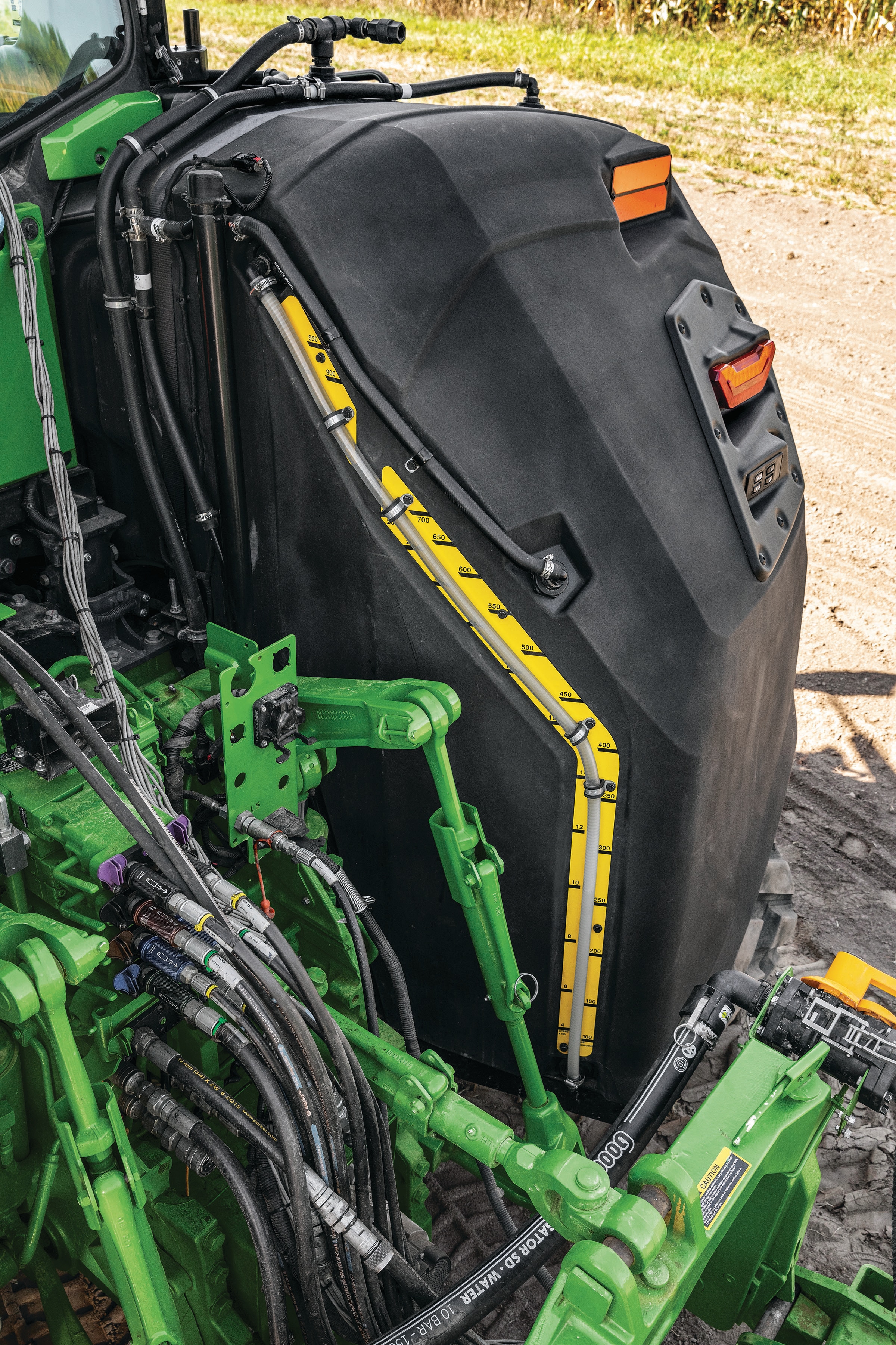 Trémies ExactRate de John Deere installées sur un tracteur 8RX de John Deere.