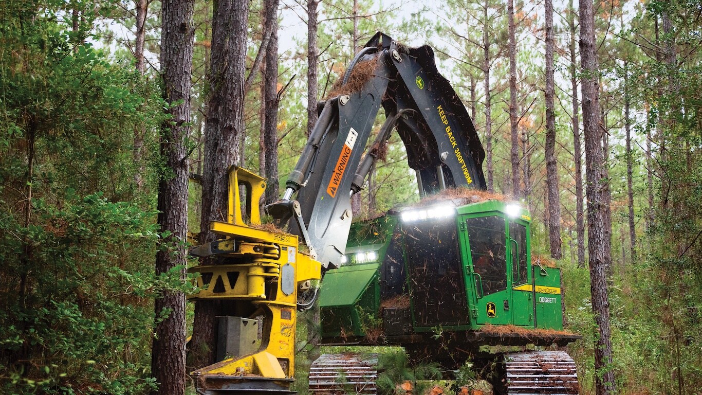 Grande image d'une abatteuse groupeuse John Deere 853M sur un chantier.