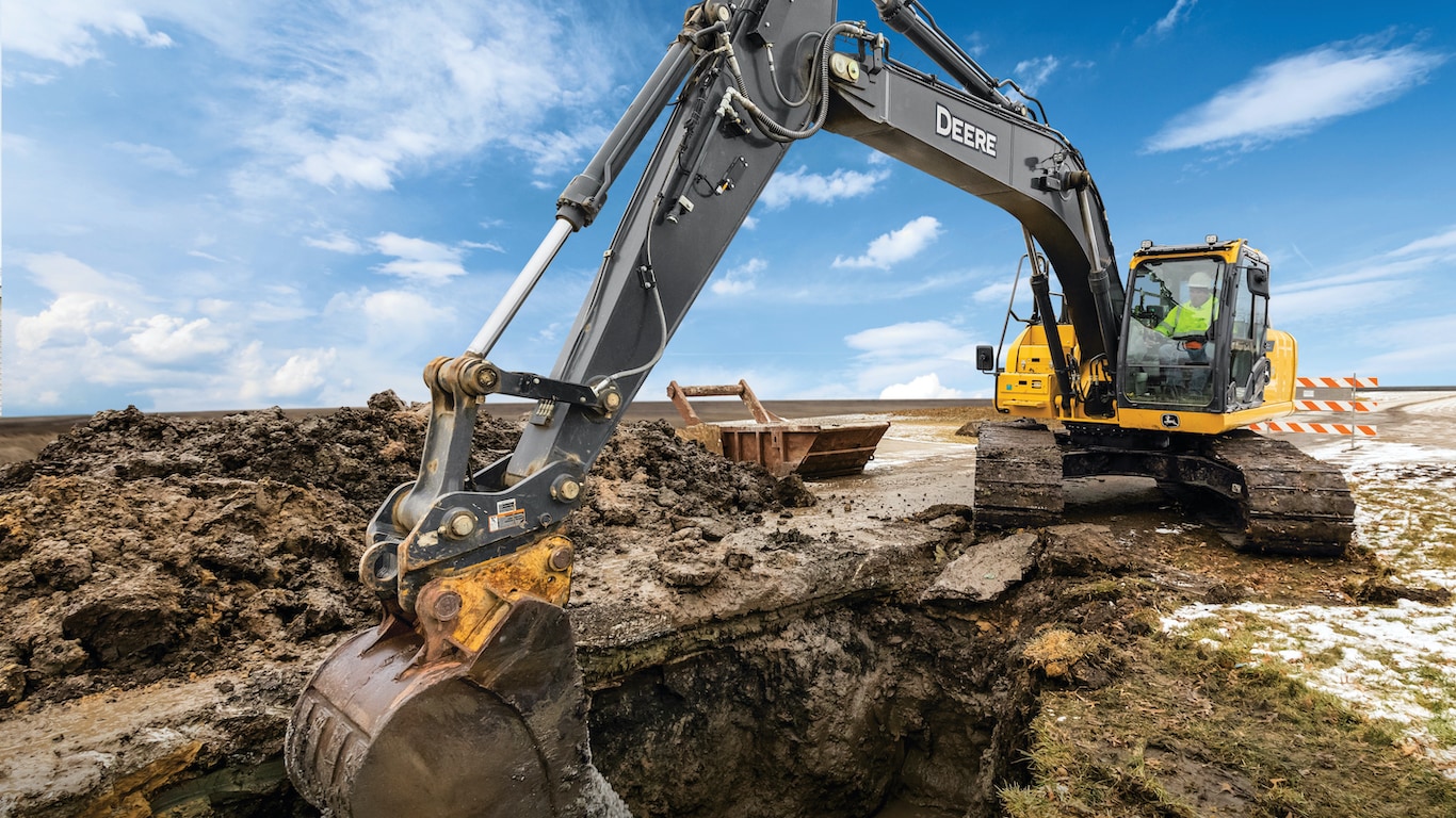 Grande d'image de l'excavatrice 210G LC SmartGrade au travail sur un chantier