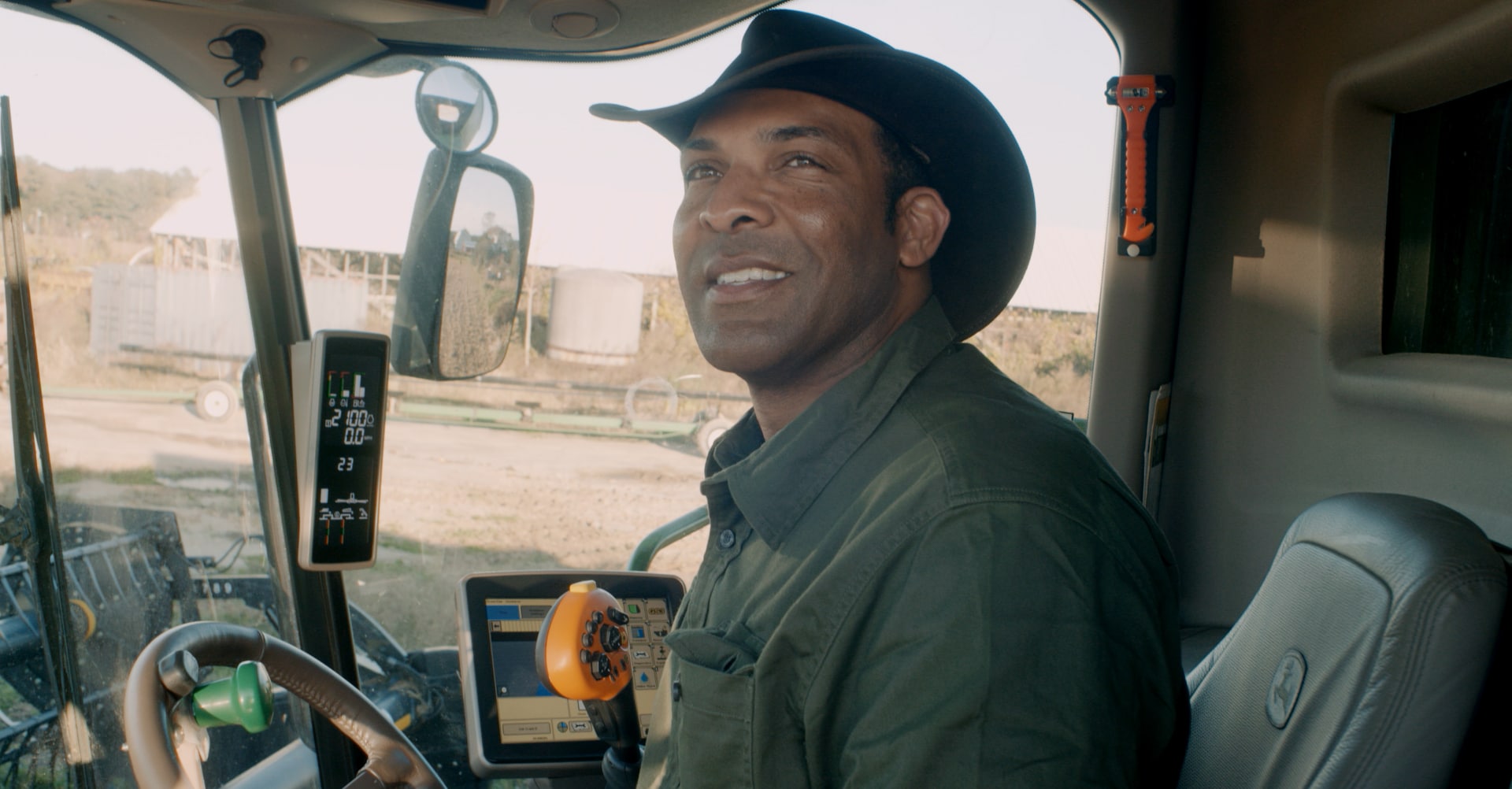 Une image de P.J. P.J. Haynie dans la cabine d’un tracteur.