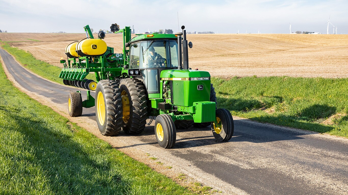 Deere introduces new 1745 Planter with narrowtransport