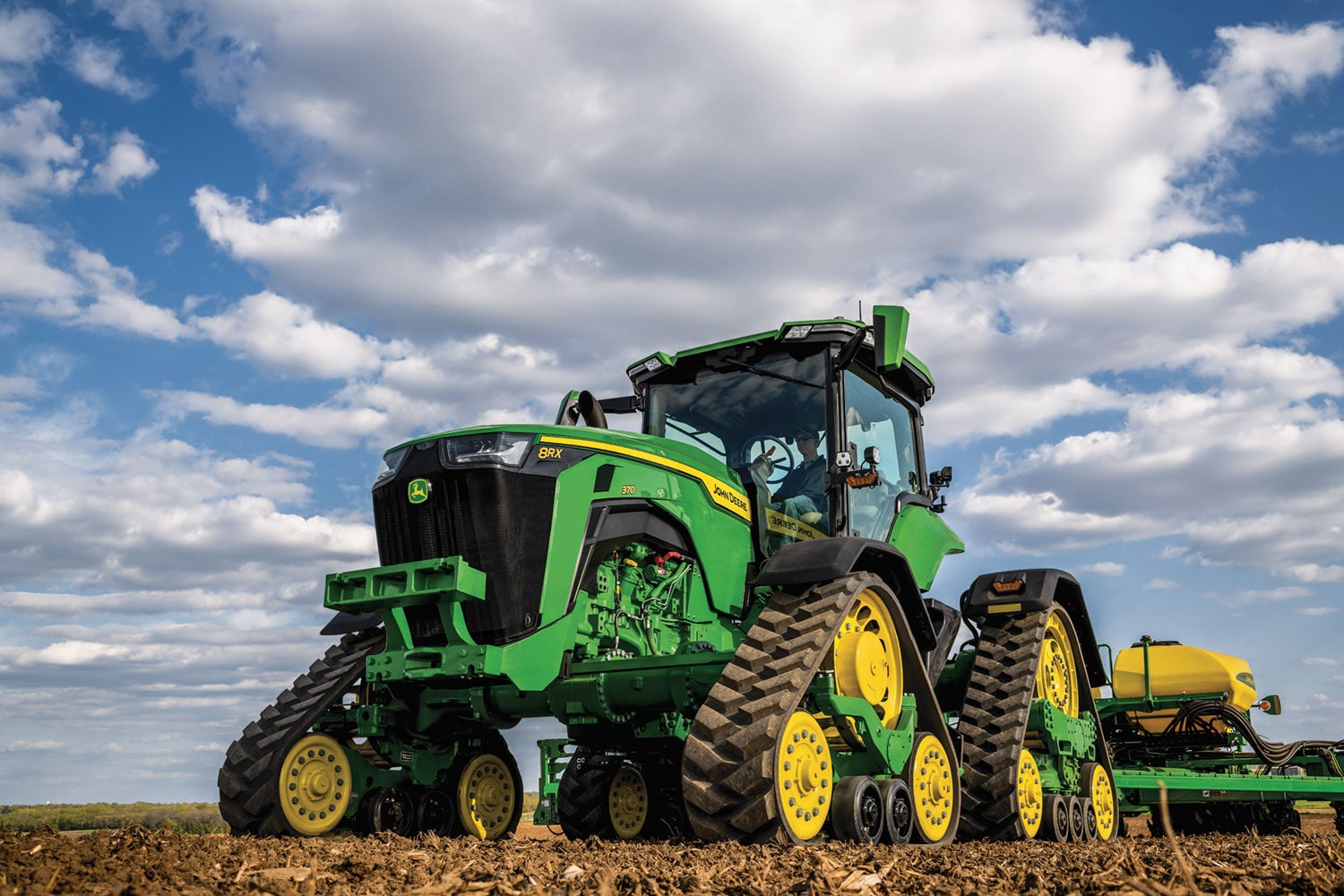 The 8RX 370 is available with a John Deere e23 PowerShift or Infinitely Variable Transmission (IVT).