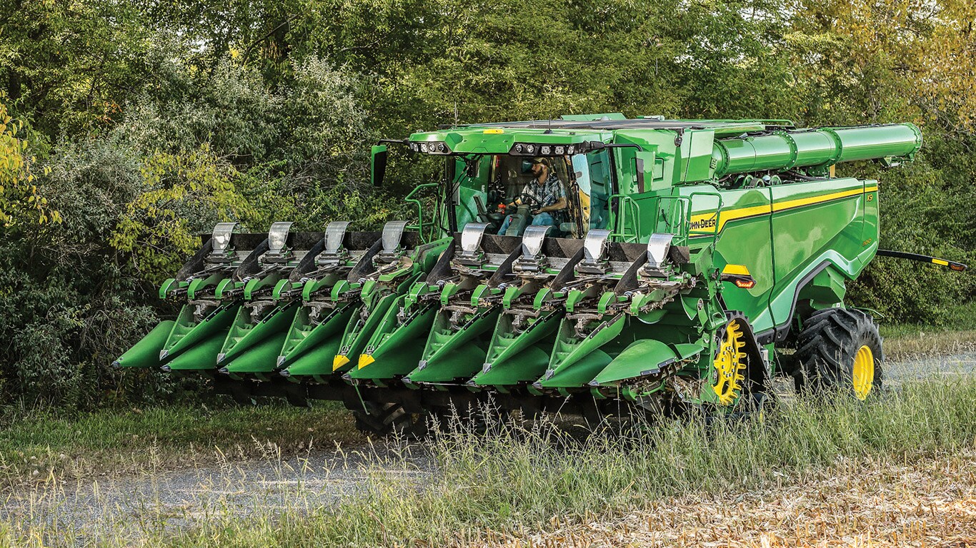 Moissonneuse-batteuse John Deere équipée d'un cueilleur à maïs CF