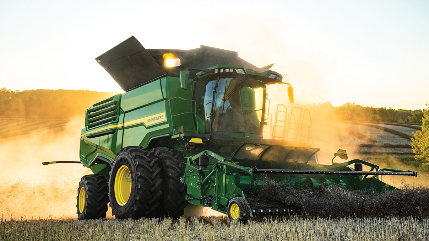 Moissonneuse-batteuse X9 de John Deere au travail dans un champ de canola