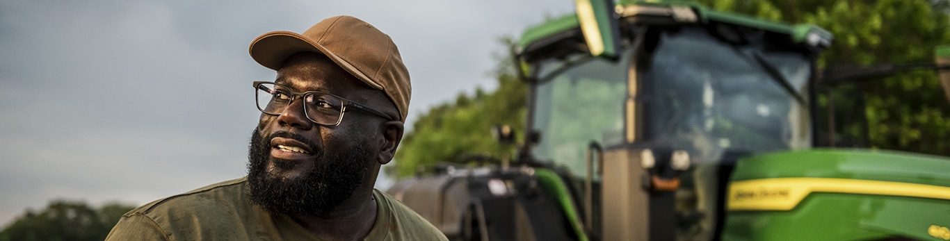 un homme devant un tracteur John Deere