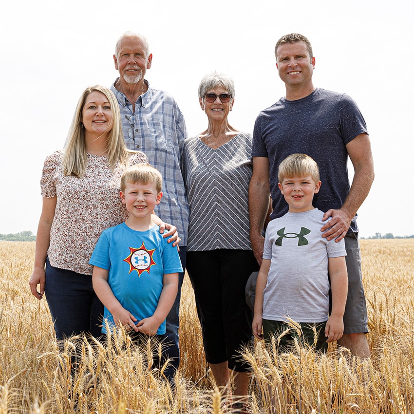 La famille Pifer se tient dans son champ de blé, presque prêt pour la récolte