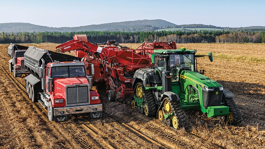 Équipement John Deere dans un champ de pommes de terre