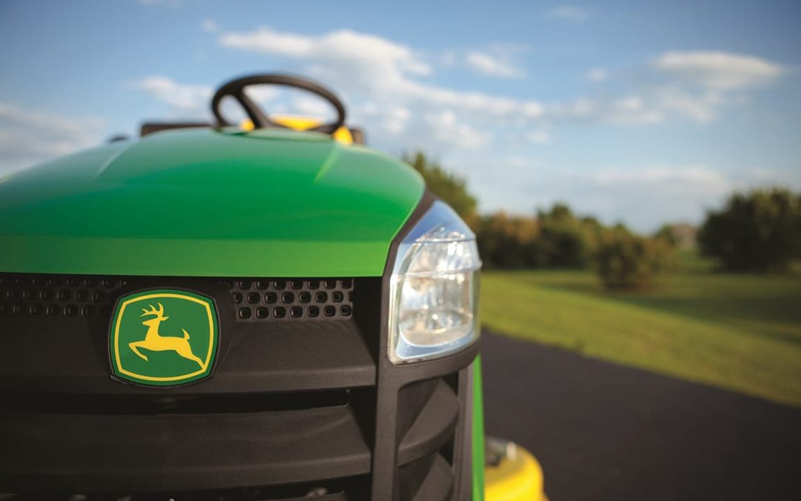 Deux tondeuses John Deere