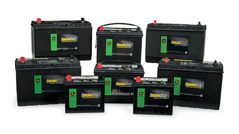 une photo de plusieurs batteries empilées Deere