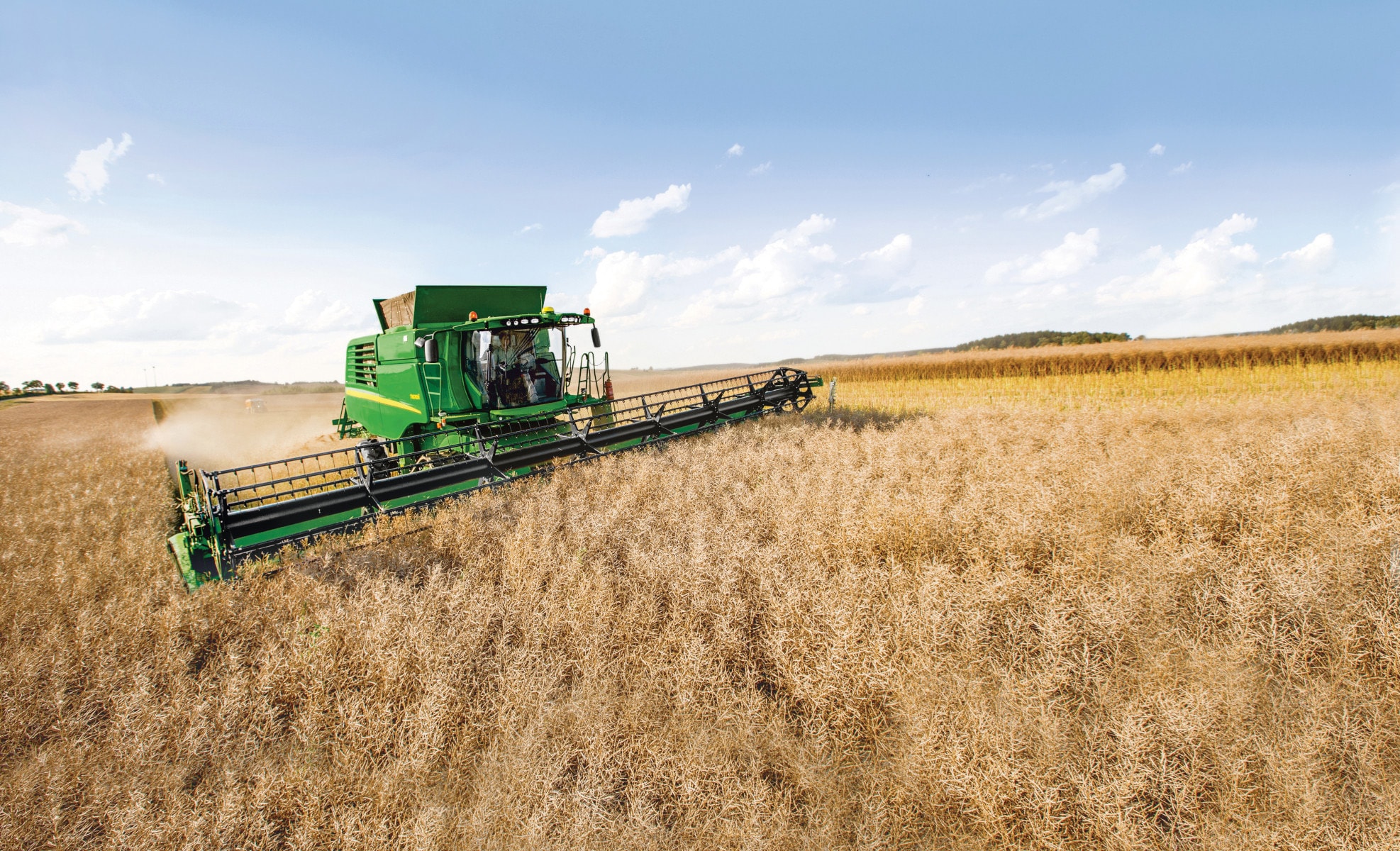 Une moissonneuse-batteuse John Deere récolte du soja