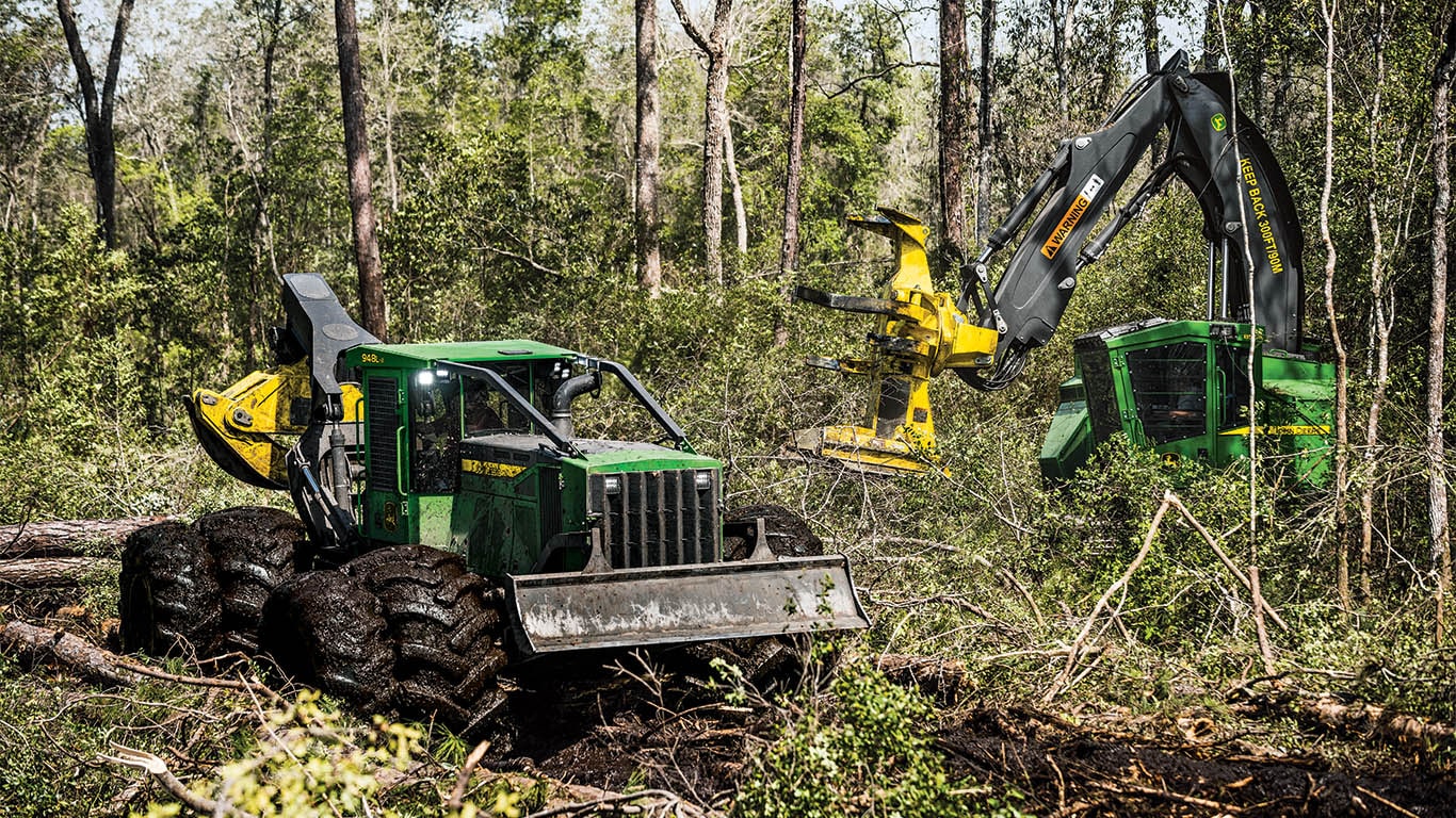 différents véhicules de foresterie et d’exploitation forestière de Deere dans une forêt