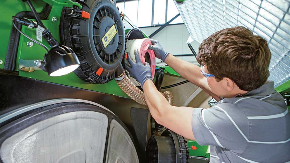 le technicien change le filtre à huile d'une machine