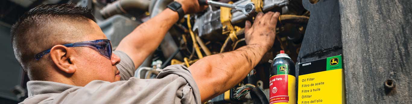 technicien travaillant sur un moteur