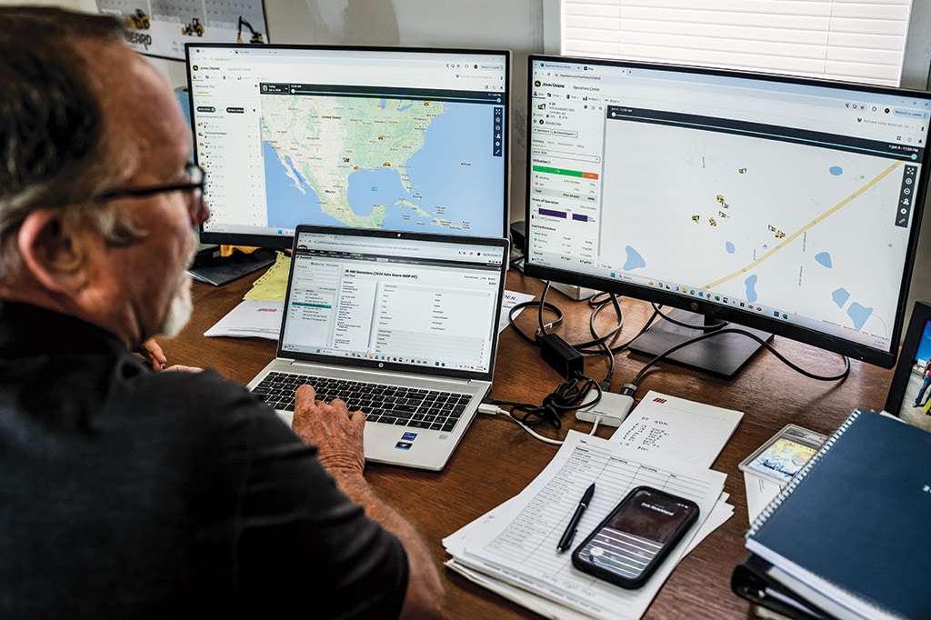 Personne regardant un ordinateur surveille avec le logiciel de l’Operations Center.