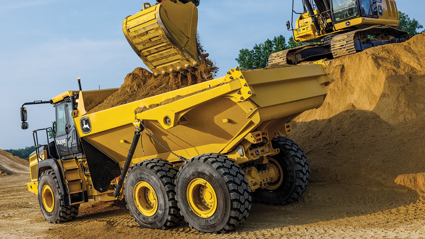 Une excavatrice déverse des saletés dans un camion-benne articulé 260P.