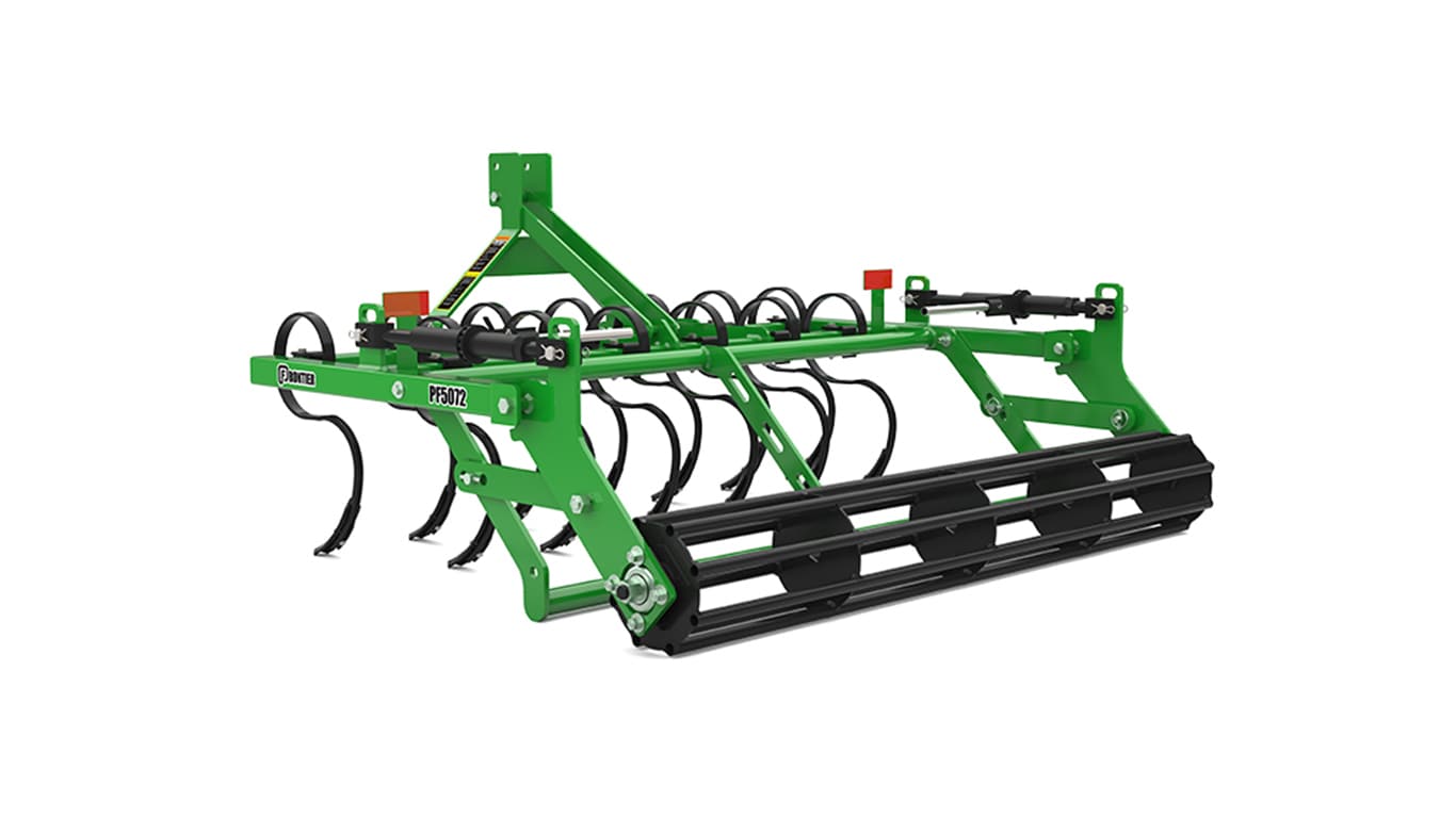Cultivateur vert avec dents incurvées et rouleau noir, utilisé pour la préparation du sol.