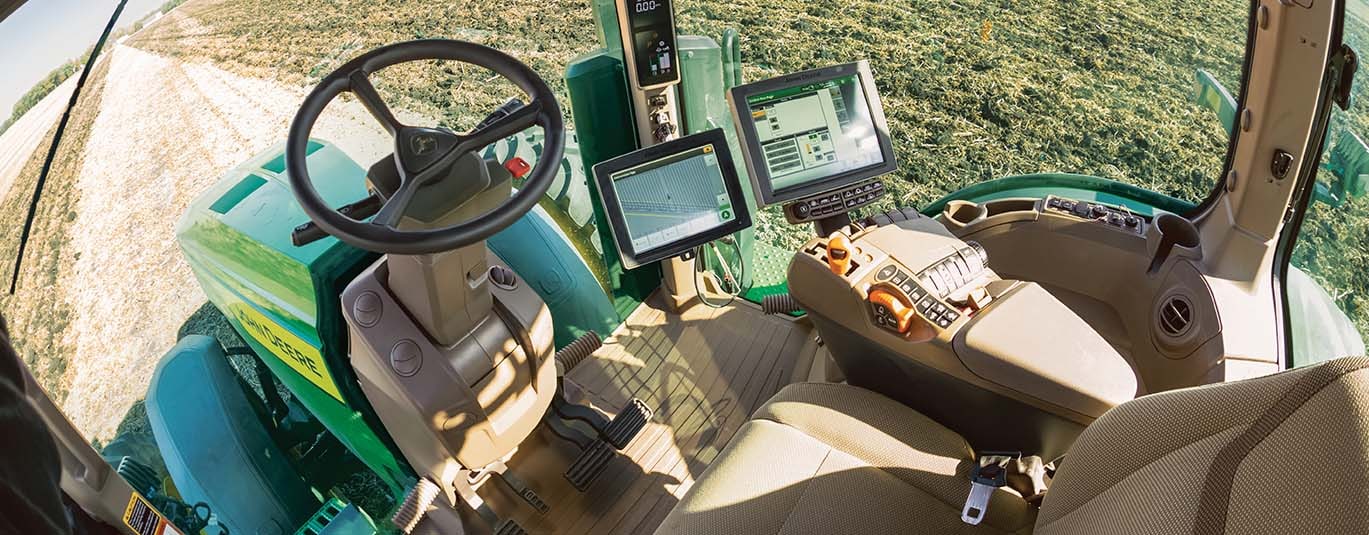 Intérieur de la cabine du tracteur autonome 8R John Deere