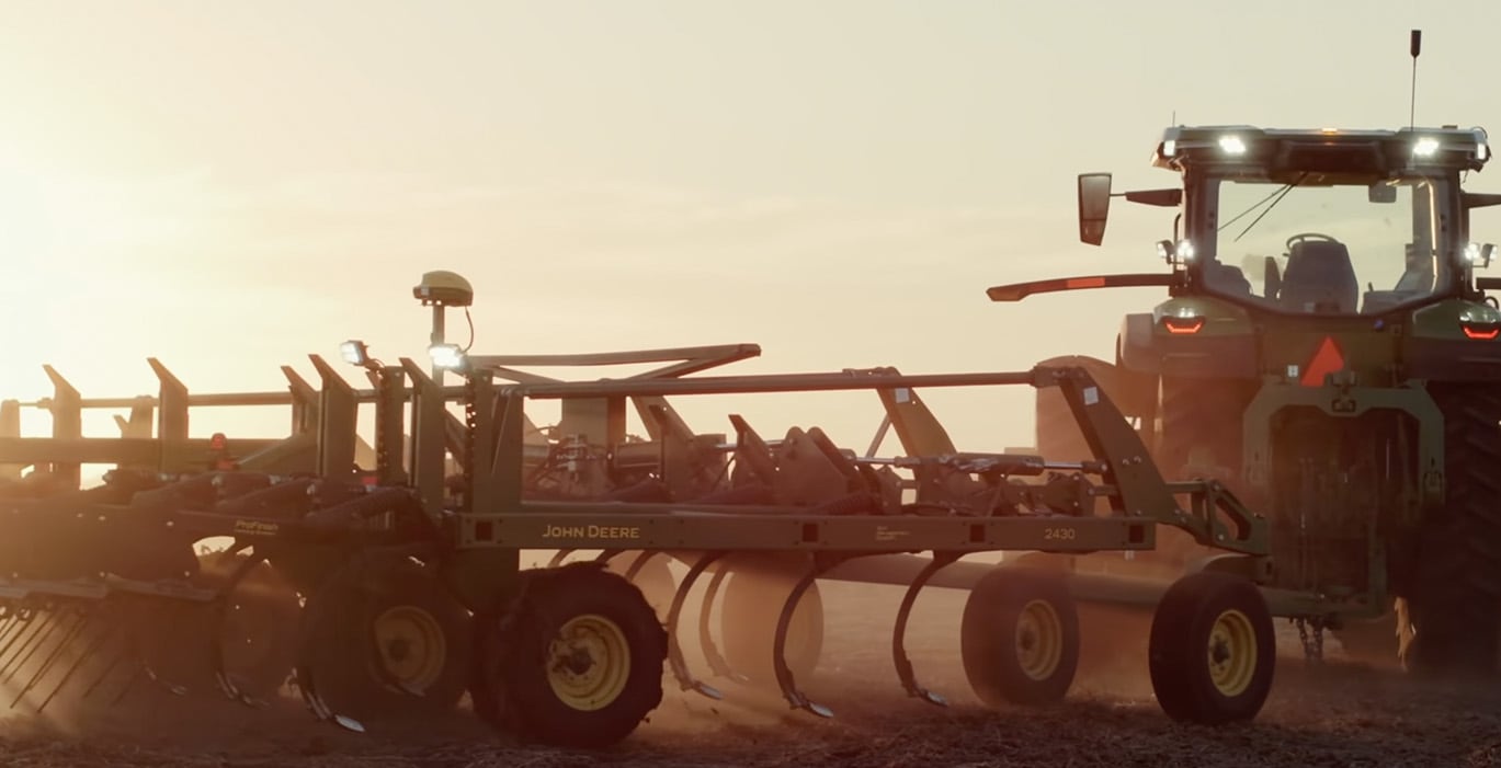 Vidéo montrant le tracteur autonome 8R John Deere en train de labourer.