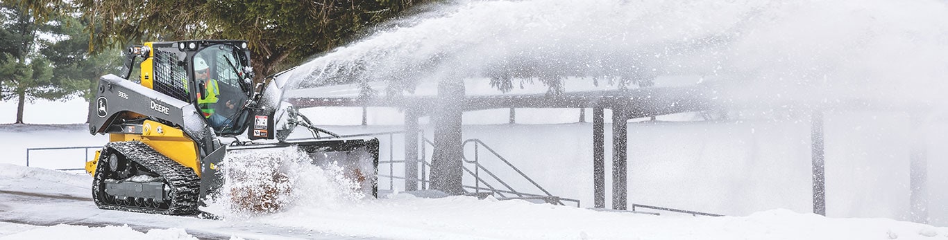 Accessoires de déneigement pour l’équipement de construction compact de John Deere