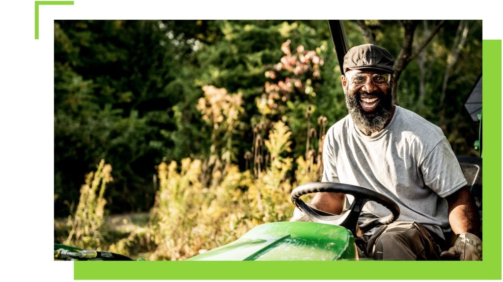 Herman Upshaw en train de travailler sur son terrain au volant d'un tracteur utilitaire compact 1025R de John Deere