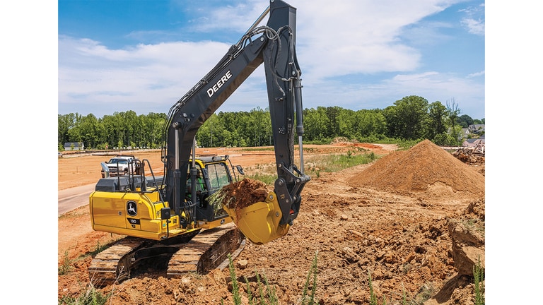 Une excavatrice 130P-Tier qui déplace de la terre sur un chantier.