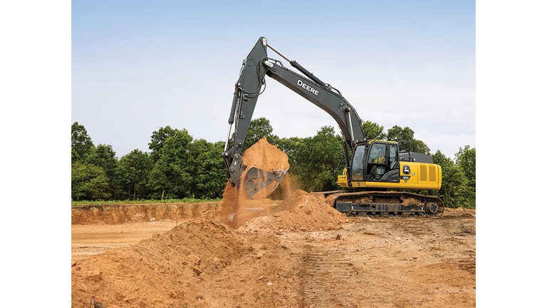 Une excavatrice 300P-Tier qui déplace de la terre sur un chantier.